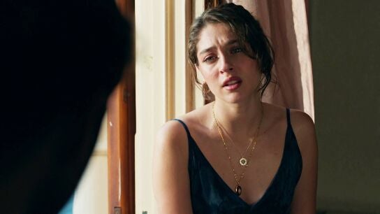 Leyla comienza a trabajar como chef para la familia K&ouml;roğlu para proteger a Eren y vigilar a Nur