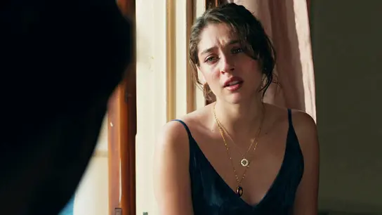 Leyla comienza a trabajar como chef para la familia Köroğlu para proteger a Eren y vigilar a Nur Leyla comienza a trabajar como chef para la familia Köroğlu para proteger a Eren y vigilar a Nur
