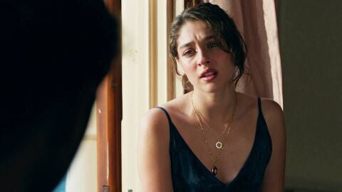 Leyla comienza a trabajar como chef para la familia K&ouml;roğlu para proteger a Eren y vigilar a Nur