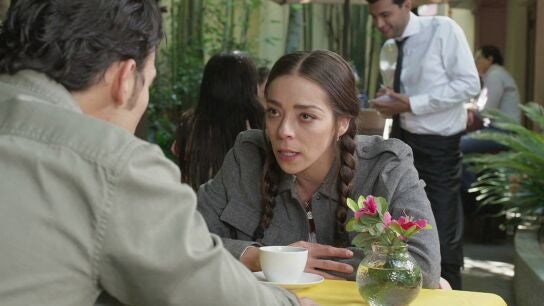 Nora busca consuelo en Andrés al no encontrar a su madre