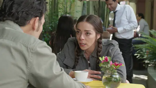 Nora busca consuelo en Andrés al no encontrar a su madre Nora busca consuelo en Andrés al no encontrar a su madre