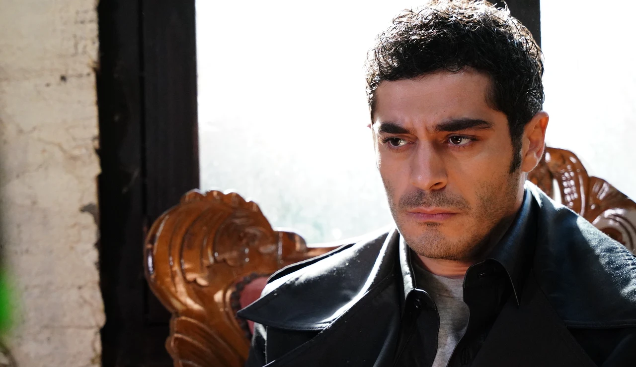 Mahir Yilmaz quiere vengar la muerte de su padre, pero se enamora de Canfeza, la hija de su enemigo