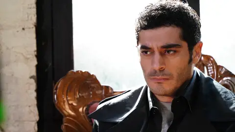 Mahir Yilmaz quiere vengar la muerte de su padre, pero se enamora de Canfeza, la hija de su enemigo Mahir Yilmaz quiere vengar la muerte de su padre, pero se enamora de Canfeza, la hija de su enemigo