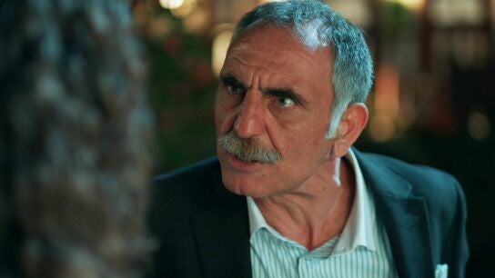 Kürşat anuncia a Canfeza su intención de casarla con un socio suyo 