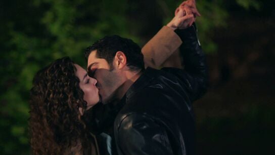 Mahir le roba un beso a Canfeza mientras su padre la obliga a casarse con otro hombre
