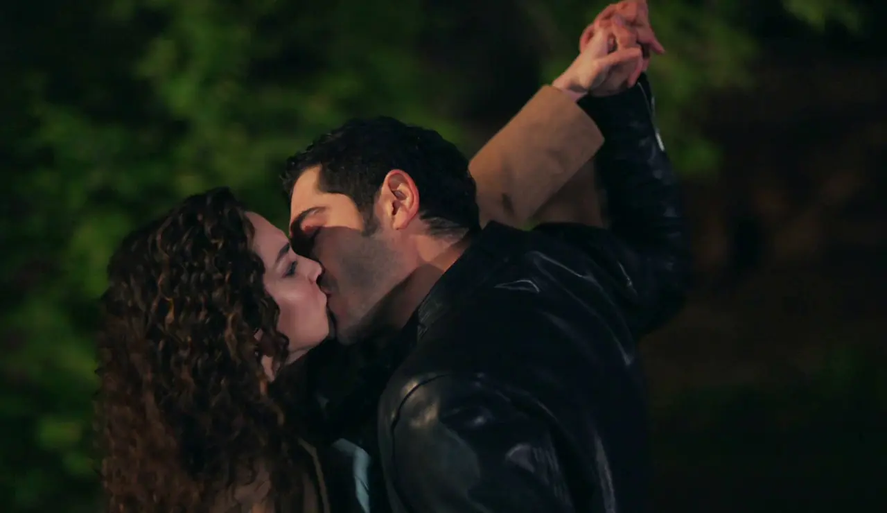 Mahir le roba un beso a Canfeza mientras su padre la obliga a casarse con otro hombre