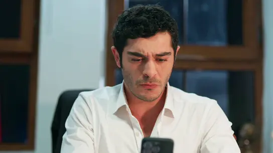 Mahir recibe un mensaje de Canfeza pidiéndole ayuda Mahir recibe un mensaje de Canfeza pidiéndole ayuda