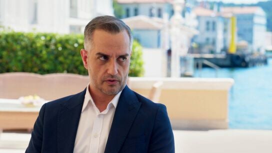 Suat intenta desprestigiar a su hermana Dilara ante su padre
