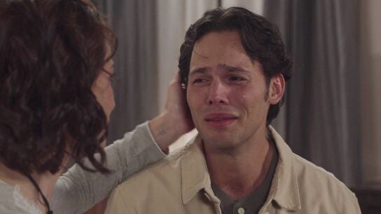 Andrés se derrumba ante su madre