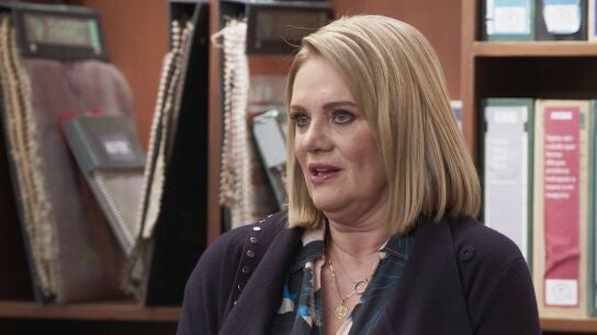 Estela anuncia a los empleados de La Magnolia que se hará cargo de la empresa. 