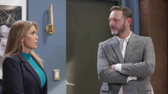 La reacción de Ángela al saber que Lamberto es el nuevo director de La Magnolia La reacción de Ángela al saber que Lamberto es el nuevo director de La Magnolia