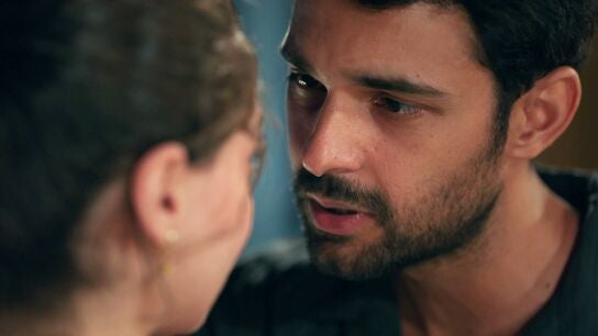 Eren le declara su amor a Leyla y cae inconsciente al suelo tras ser envenenado por Nur 