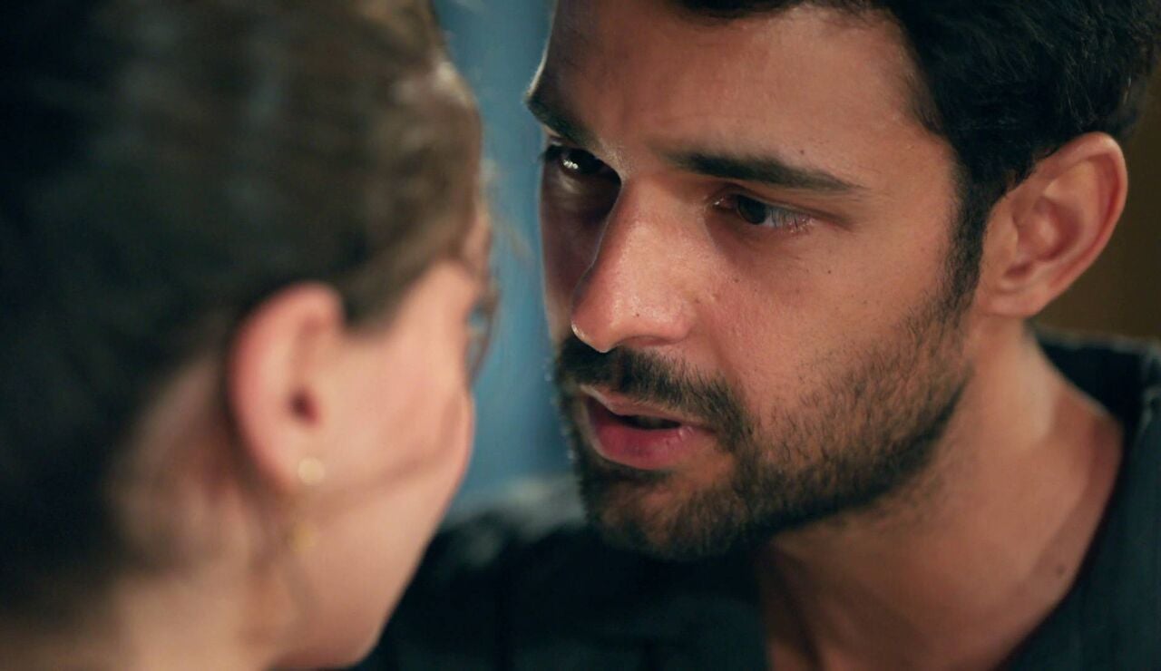Eren le declara su amor a Leyla y cae inconsciente al suelo tras ser envenenado por Nur 