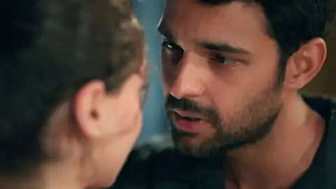 Eren le declara su amor a Leyla y cae inconsciente al suelo tras ser envenenado por Nur Eren le declara su amor a Leyla y cae inconsciente al suelo tras ser envenenado por Nur