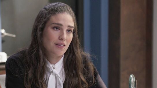 Elena le revela a su padre que espera un bebé de Gerardo y que su intención es abandonarla 