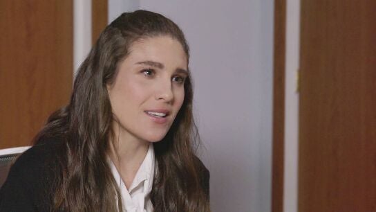 Elena se enfrenta a Gerardo tras conocer su intención de irse de San Juan