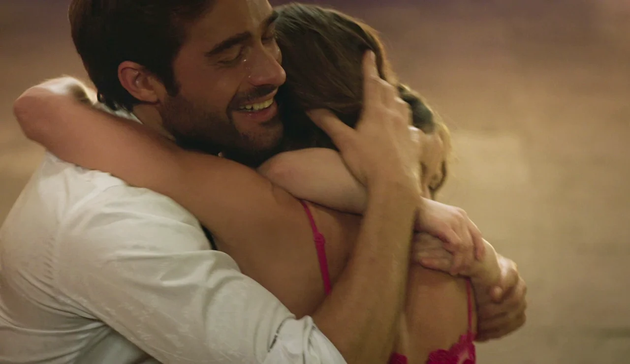 Alejandro y Victoria se reencuentran años después junto a su hija