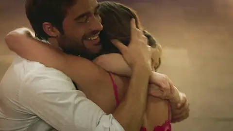 Alejandro y Victoria se reencuentran años después junto a su hija Alejandro y Victoria se reencuentran años después junto a su hija