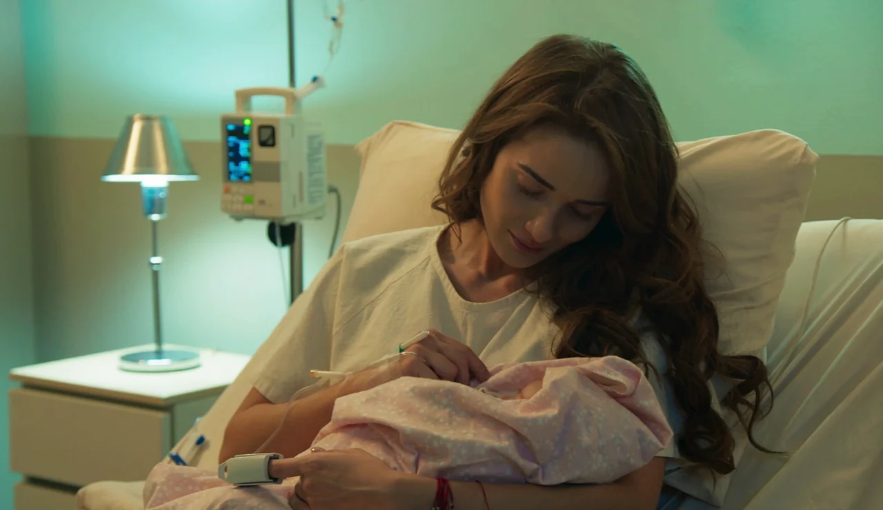 Victoria da a luz a una niña ¡y desaparece en el hospital!
