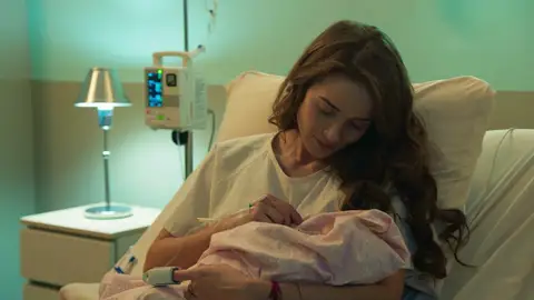 Victoria da a luz a una niña ¡y desaparece en el hospital! Victoria da a luz a una niña ¡y desaparece en el hospital!