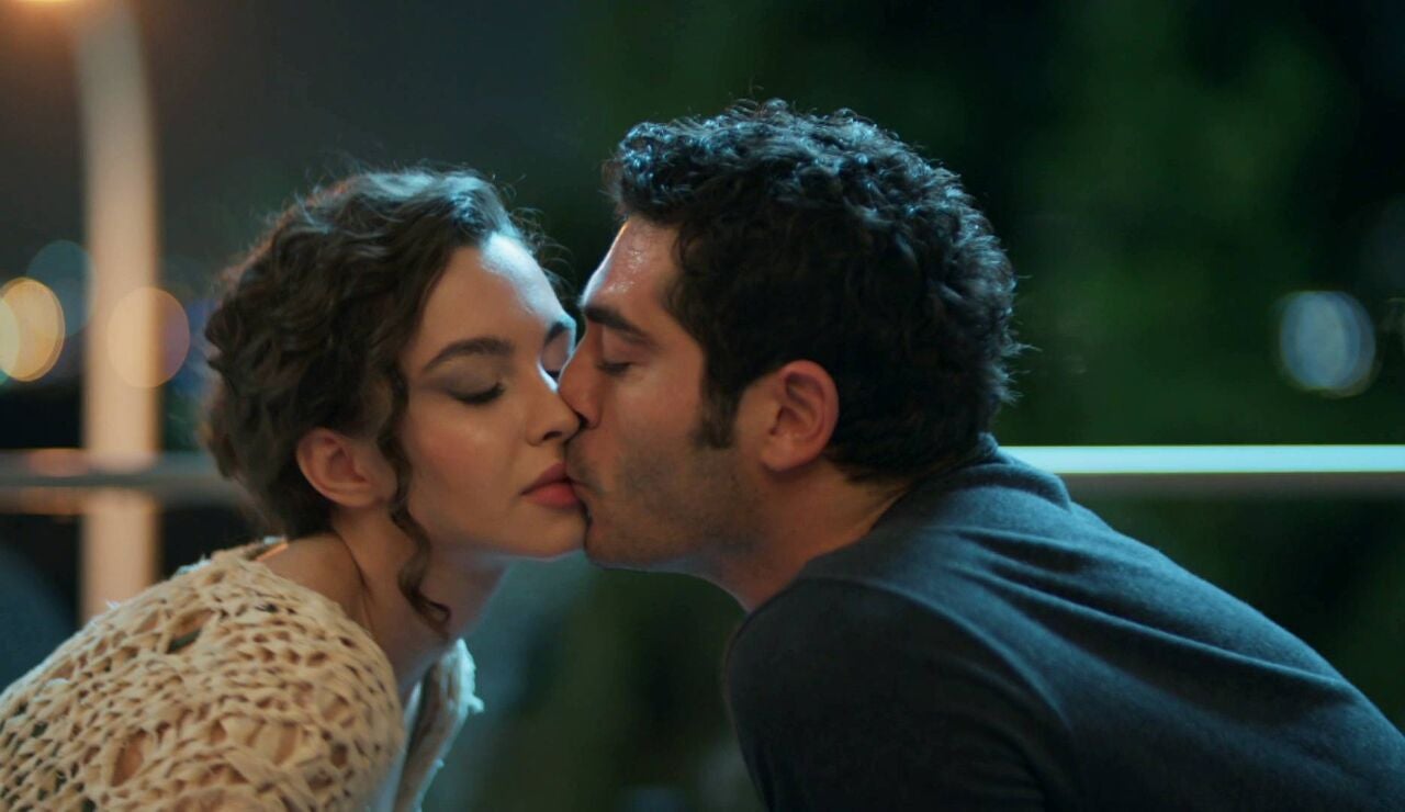 Mahir y Canfeza dan un paso m&aacute;s en su relaci&oacute;n con un beso y un rom&aacute;ntico regalo en Estambul