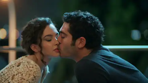 Mahir y Canfeza dan un paso más en su relación con un beso y un romántico regalo en Estambul Mahir y Canfeza dan un paso más en su relación con un beso y un romántico regalo en Estambul