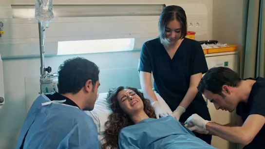 Canfeza pone en un aprieto a Mahir en el hospital Canfeza pone en un aprieto a Mahir en el hospital