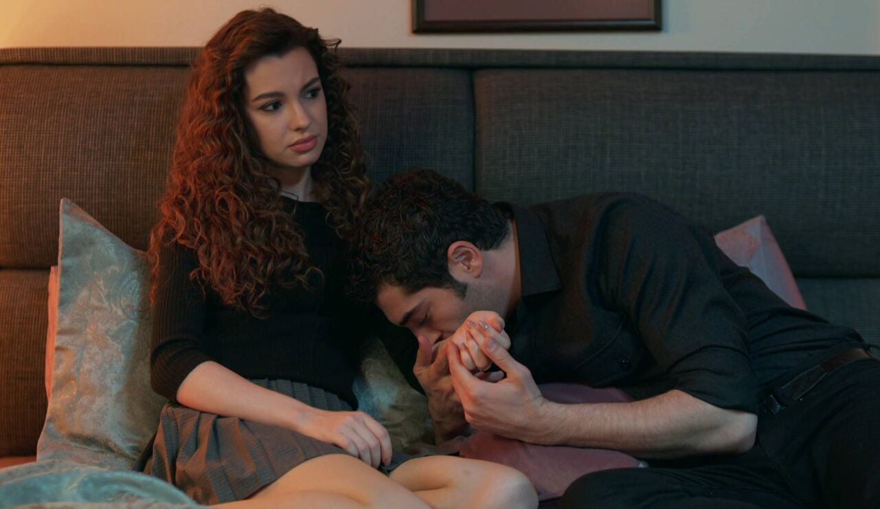Los Yilmaz organizan una fiesta por el supuesto embarazo de Canfeza y Mahir le hace una propuesta a su esposa que la deja en shock