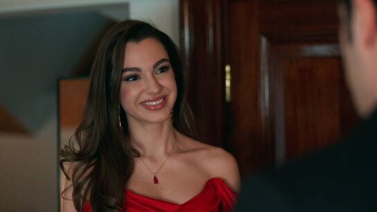 Canfeza, espectacular con un vestido rojo de fiesta
