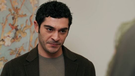 Mahir sospecha que Afet está detrás de la carta de su padre Mehmet