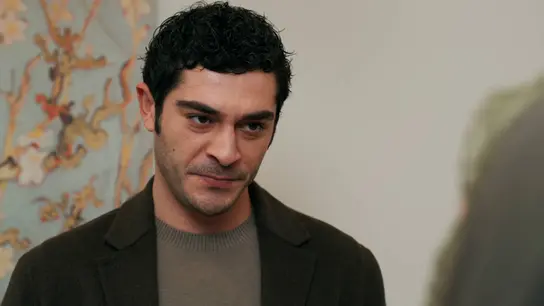 Mahir sospecha que Afet está detrás de la carta de su padre Mehmet Mahir sospecha que Afet está detrás de la carta de su padre Mehmet