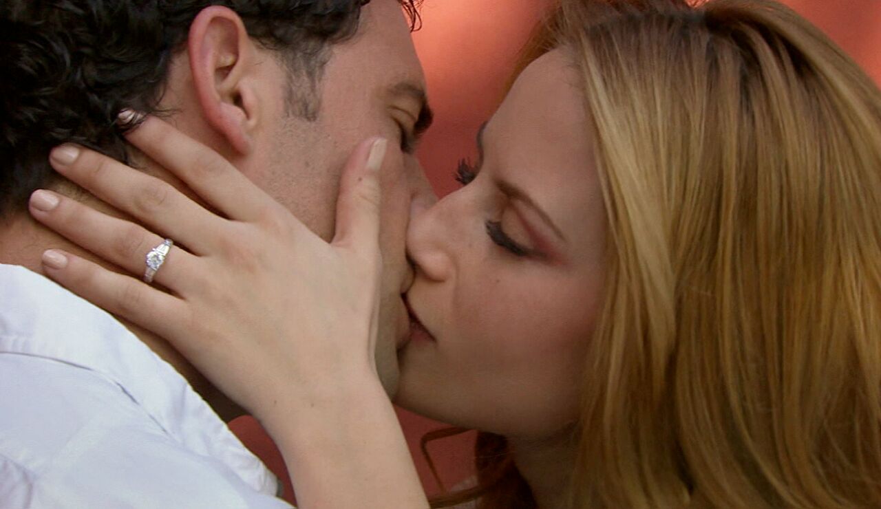 Dami&aacute;n descubre a su prometida bes&aacute;ndose con otro y rompe con ella definitivamente