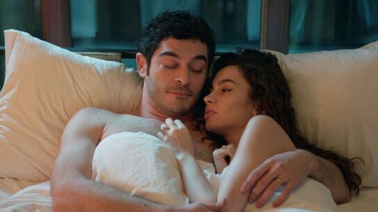 Mahir y Canfeza por fin viven una noche de pasi&oacute;n de lo m&aacute;s rom&aacute;ntica... pero la felicidad les dura poco