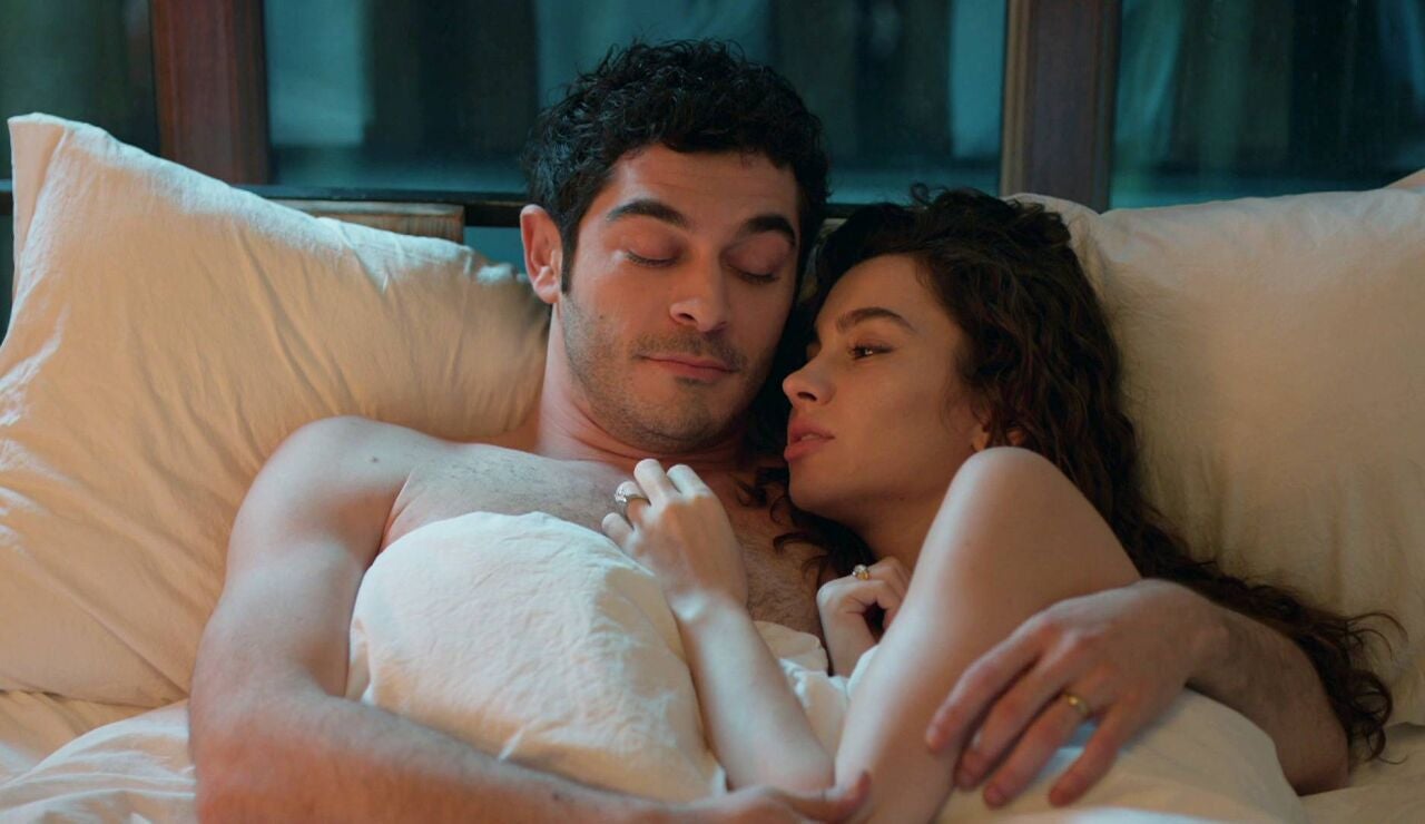 Mahir y Canfeza por fin viven una noche de pasi&oacute;n de lo m&aacute;s rom&aacute;ntica... pero la felicidad les dura poco