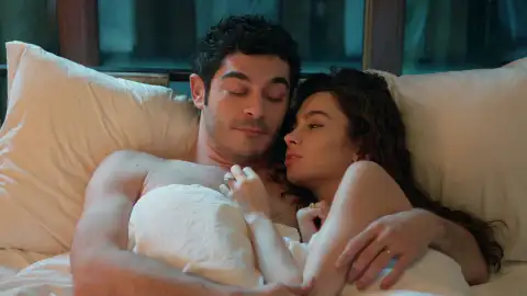 Mahir y Canfeza por fin viven una noche de pasión de lo más romántica... pero la felicidad les dura poco Mahir y Canfeza por fin viven una noche de pasión de lo más romántica... pero la felicidad les dura poco
