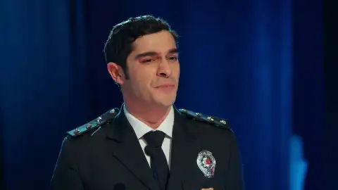 Mahir descubre que Raşit ordenó la muerte de su padre: el policía corrupto recibe su mericido y él la mayor recompensa Mahir descubre que Raşit ordenó la muerte de su padre: el policía corrupto recibe su mericido y él la mayor recompensa