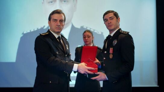 Mahir es premiado por su valentía y coraje en el cuerpo de policía