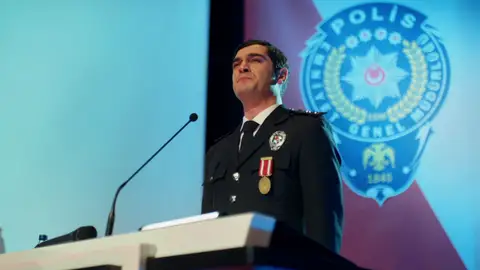 Mahir se convierte en comisario y Kursat se cuela en el nombramiento Mahir se convierte en comisario y Kursat se cuela en el nombramiento
