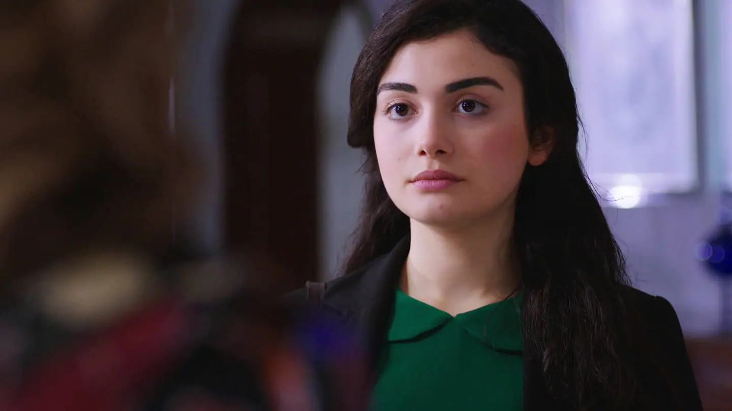 Reyhan llega a la mansión de los Tarhun Reyhan llega a la mansión de los Tarhun