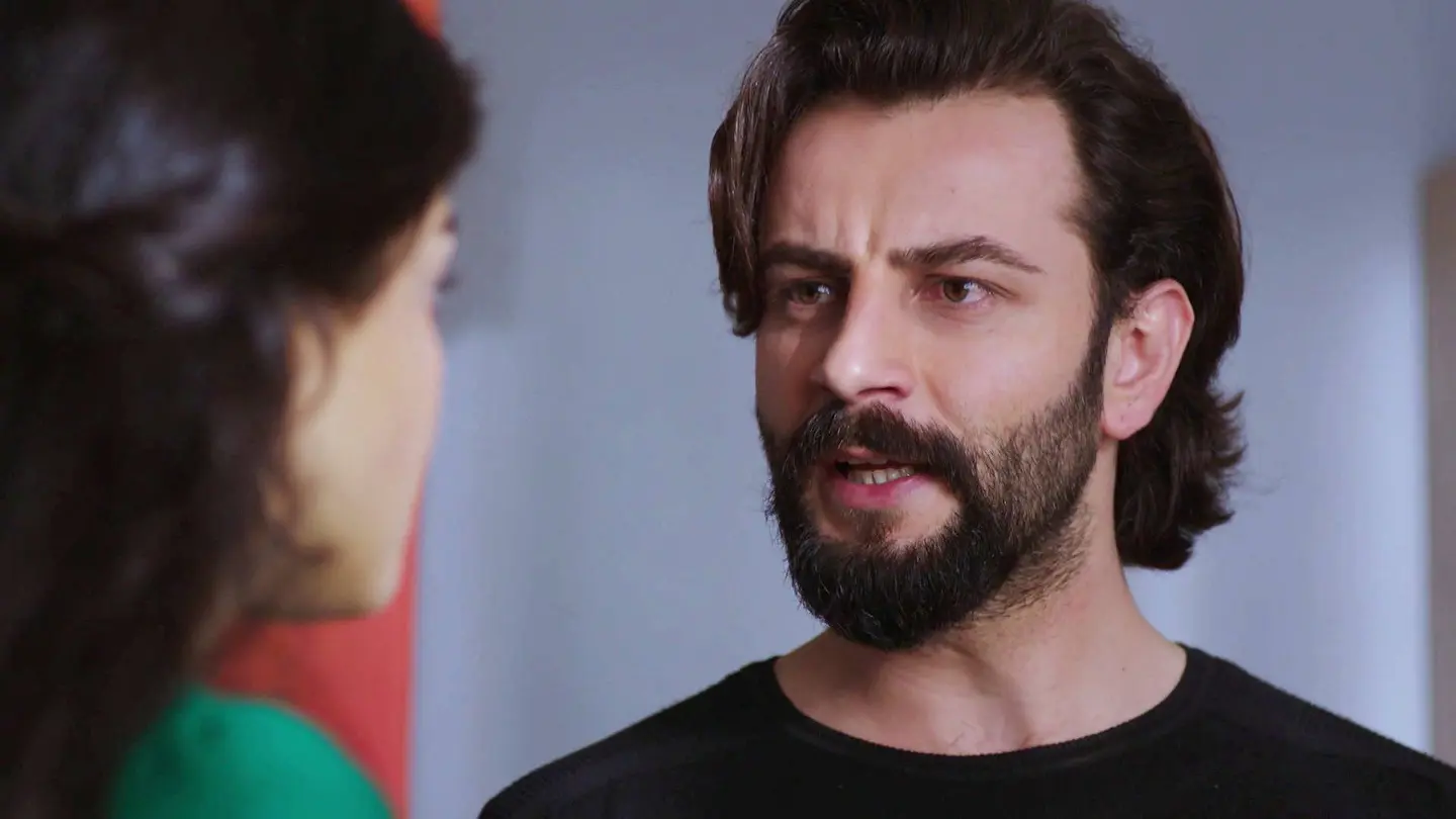 Emir intenta convencer a Reyhan para que anule su boda con él Emir intenta convencer a Reyhan para que anule su boda con él
