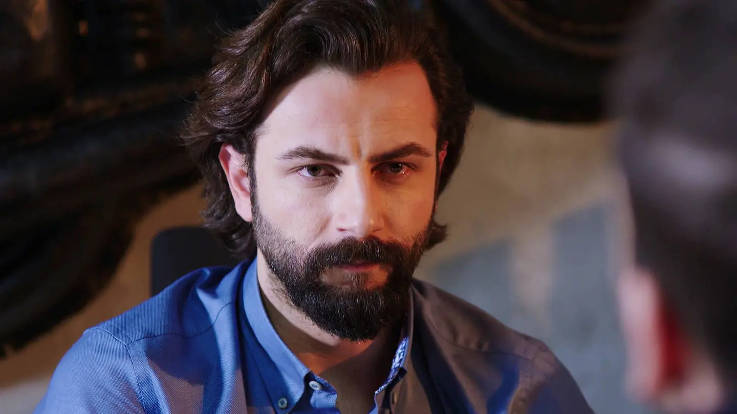 ¿Qué siente Emir por Reyhan? ¿Qué siente Emir por Reyhan?