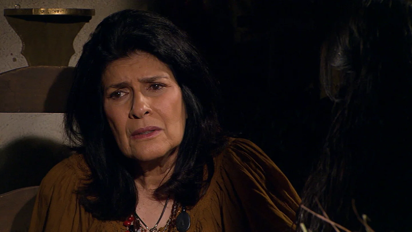 Paloma ha decidido marcharse de La Ermita y reunida de coraje le dice a su abuela Ramona que no necesita ni de Gael ni de Enrique para salir adelante con su hijo. Paloma ha decidido marcharse de La Ermita y reunida de coraje le dice a su abuela Ramona que no necesita ni de Gael ni de Enrique para salir adelante con su hijo.