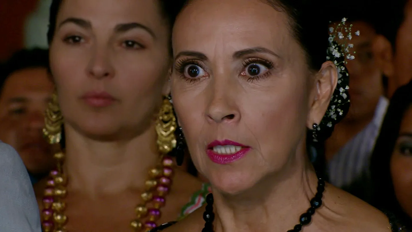 Carmina se enfrenta a toda la familia en la boda de Elisa Carmina se enfrenta a toda la familia en la boda de Elisa