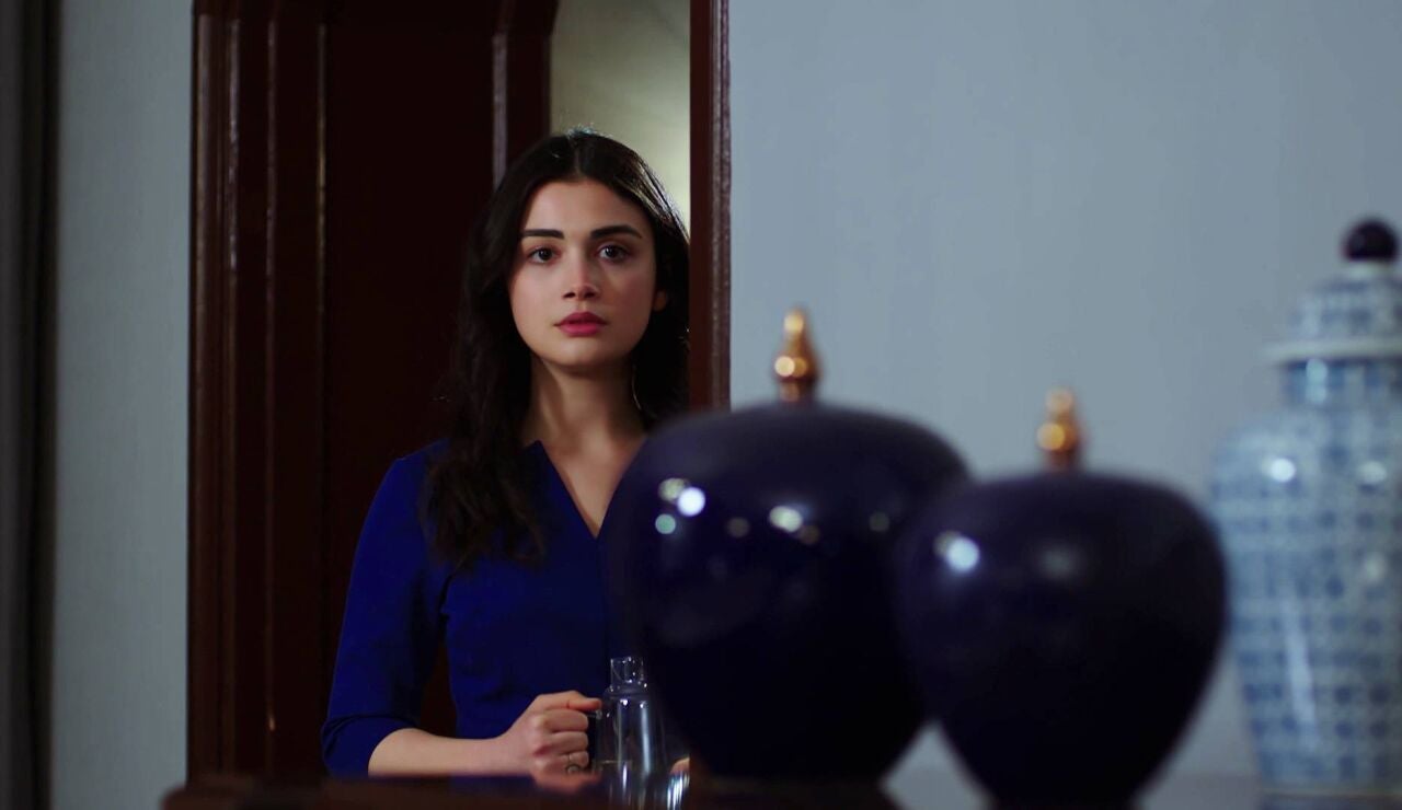 Reyhan escucha a Emir decir que no la salv&oacute; de Vural por amor y se lleva una gran decepci&oacute;n 