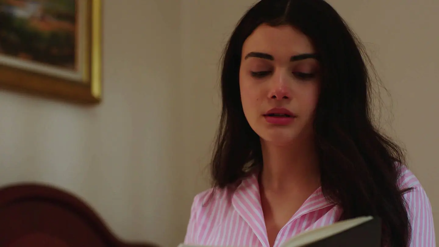 La nostalgia de Reyhan al leer su diario La nostalgia de Reyhan al leer su diario