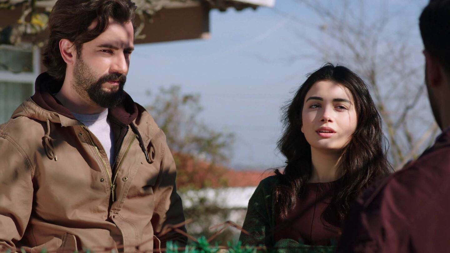 Emir rechaza la invitación de Mehmet para cenar todos juntos