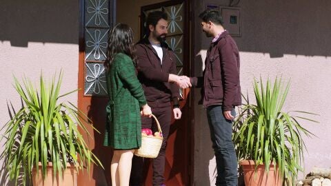 Los celos se apoderan de Emir al descubrir la estrecha relaci&oacute;n entre Reyhan y su amigo Mehmet