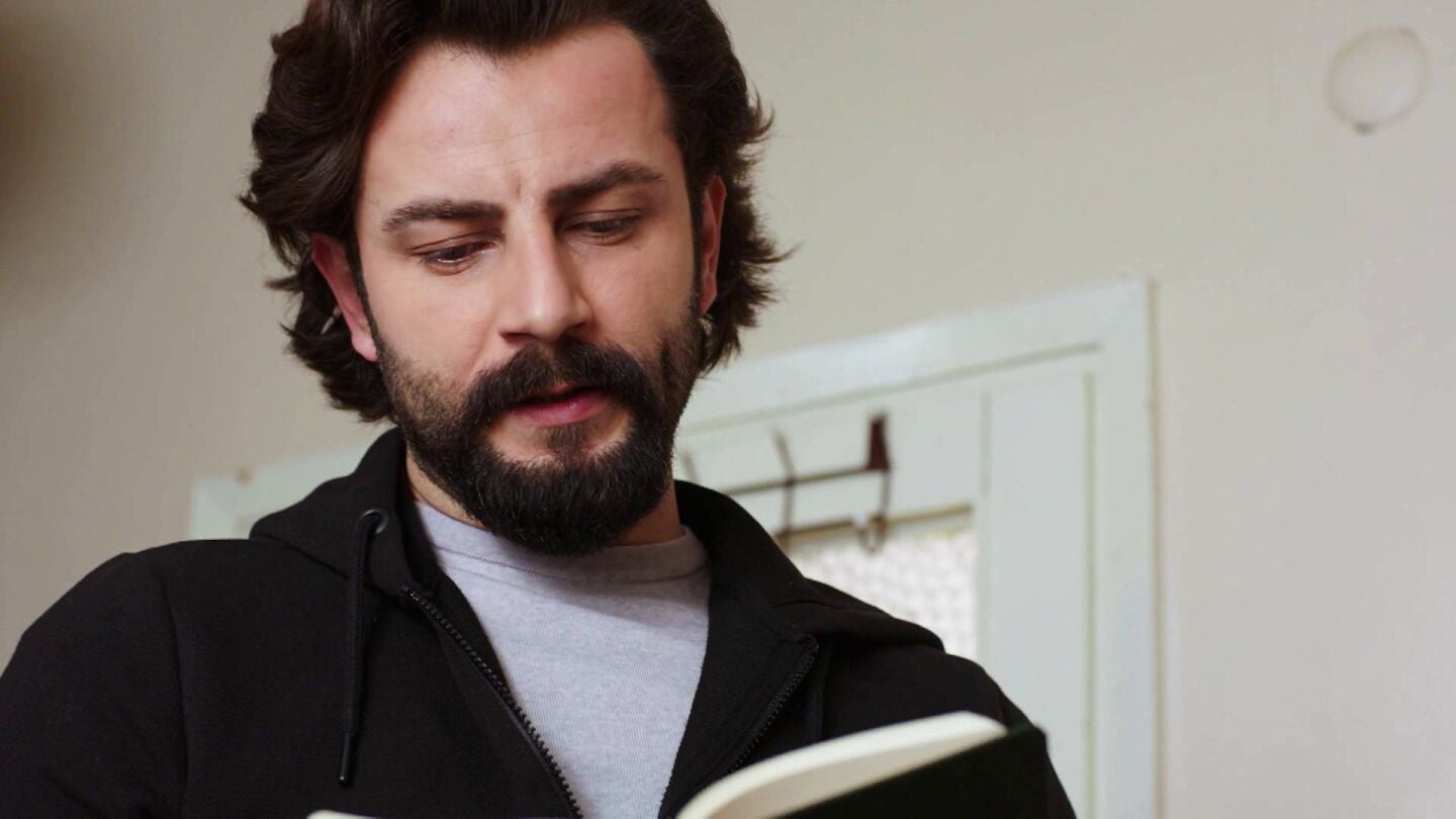 Emir no se puede resistir y lee el diario de Reyhan
