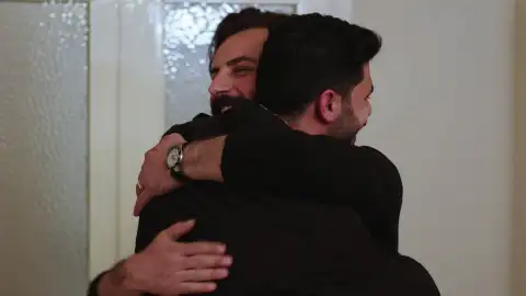 Emir descubre la verdad sobre Mehmet y se arrepiente de haber dudado de Reyhan Emir descubre la verdad sobre Mehmet y se arrepiente de haber dudado de Reyhan