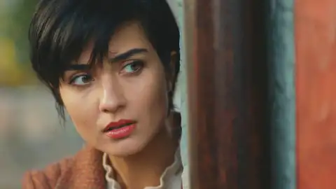 Sühan cree que Cesur es el amante de Banu y descubre el oscuro secreto que une a Tahsin con la familia del Alemdaroğlu Sühan cree que Cesur es el amante de Banu y descubre el oscuro secreto que une a Tahsin con la familia del Alemdaroğlu